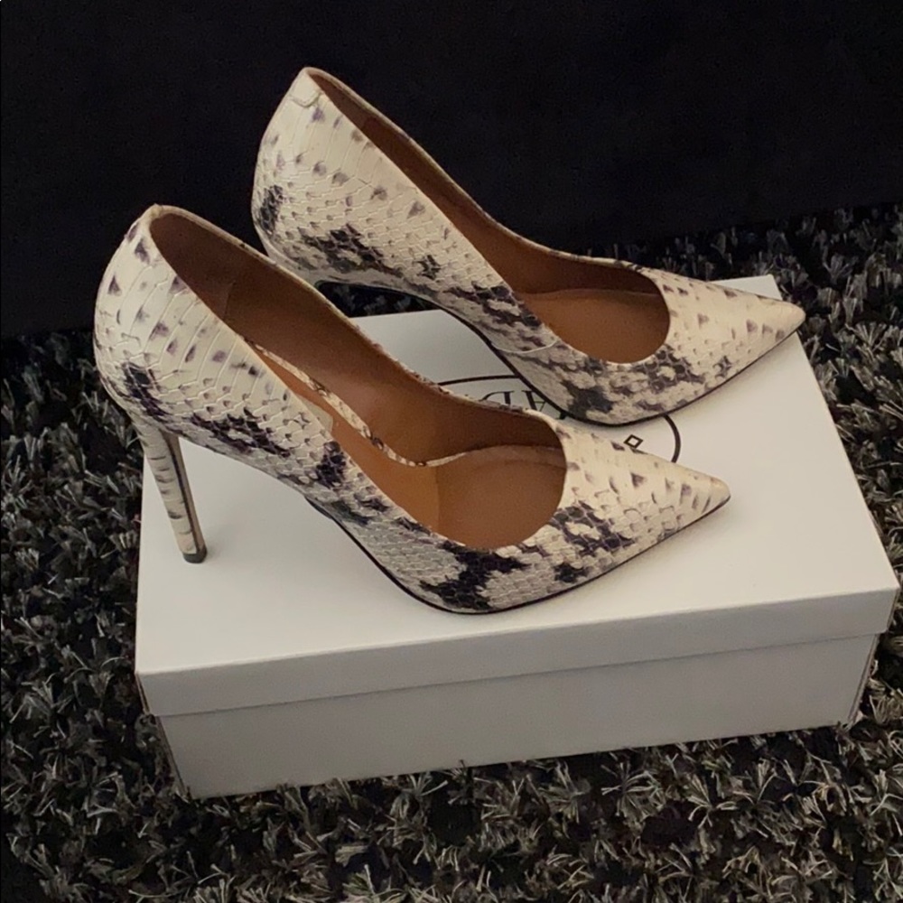 Proto natural snakeskin pump